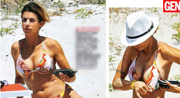 Elisabetta Canalis, seno ritoccato? Le foto in bikini in Sardegna