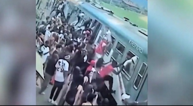 Movida choc: assalto al treno regionale, passeggeri (senza biglietto) entrano dai finestrini FOTO