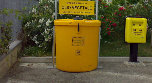 Un contenitore per gli oli esausti Un contenitore per gli oli esausti