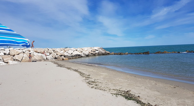 Turisti in fuga da San Benedetto: in spiaggia non c'è posto, i clienti disdicono gli hotel e tornano a casa