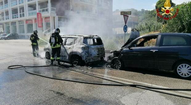 Incidente con 4 auto coinvolte sulla Statale 16 di Porto Sant'Elpidio: due prendono fuoco, le fiamme lungo tutta la scarpata