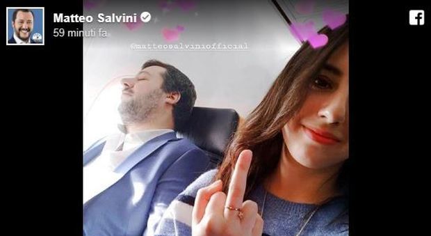 Posta una foto con il dito medio a Salvini mentre dorme in volo, lui replica: «Personcine educate»