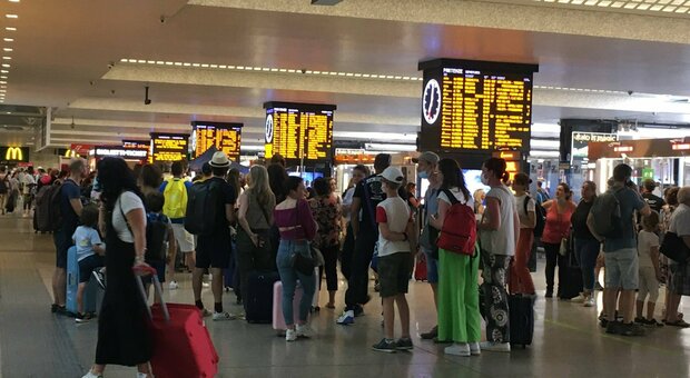 Treni in tilt, Moretti (Rfi): «Ritardi e cancellazioni fino a mercoledì, più mezzi per i pendolari»