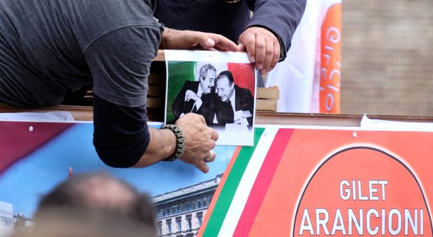 Gilet arancioni, la sorella del giudice Falcone: «intollerabile la foto di mio fratello sotto il leggio del comizio» Gilet arancioni, la sorella del giudice Falcone: «intollerabile la foto di mio fratello sotto il leggio del comizio»