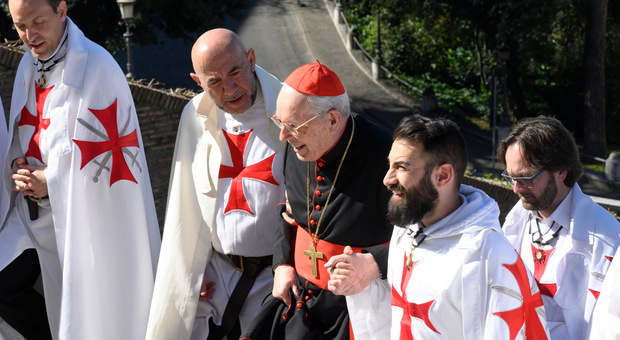 I Templari tornano in Vaticano dopo 700 anni: processione per Roma e una preghiera nella chiesa di Sant'Anna I Templari tornano in Vaticano dopo 700 anni: processione per Roma e una preghiera nella chiesa di Sant'Anna