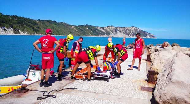 Ancona, frana la falesia al Trave: ferito un turista nella spiaggia proibita. Le operazioni di soccorso