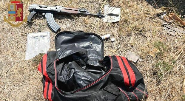 Armi e droga nel campo nomadi: c'era anche un Ak/47. Un arresto