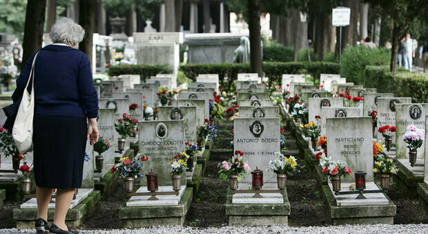 Roma, oggi più navette in servizio per i cimiteri. Alle 11 la messa del Papa al camposanto militare francese