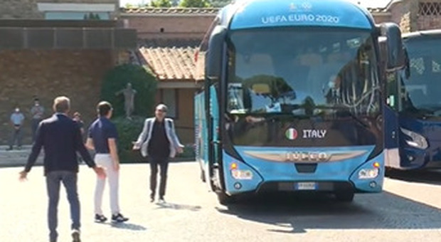 Italia-Inghilterra, Vialli è in ritardo e gli azzurri lo "dimenticano" a Coverciano: la gag portafortuna degli azzurri Video