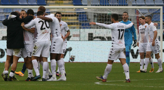 Il Benevento fa lo scherzetto al Cagliari: 2-1 in rimonta alla Sardegna Arena
