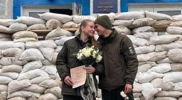 Ucraina, dalla funzione sul campo alla festa nel bunker: 15443 coppie di sono sposate dall inizio del conflitto
