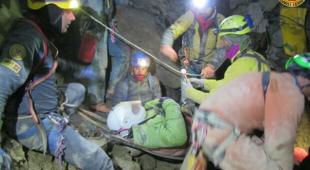Speleologa ferita bloccata a quota meno 120 metri nella grotta più profonda della Puglia Video live Mappa
