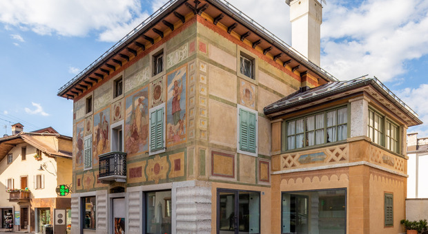 La Ciasa dei pupe in corso Italia a Cortina con gli affreschi restaurati