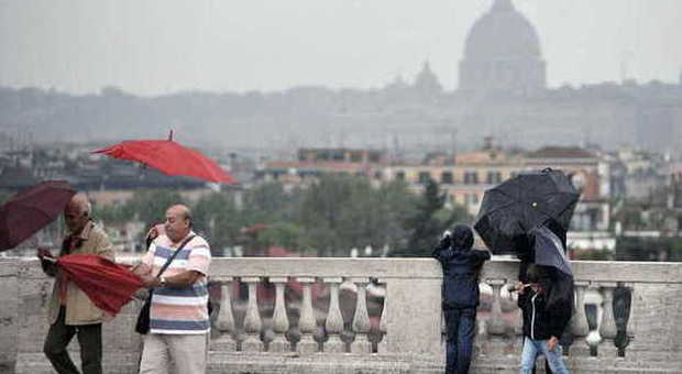 Maltempo, bomba d'acqua a Roma sud. Oggi allerta piogge