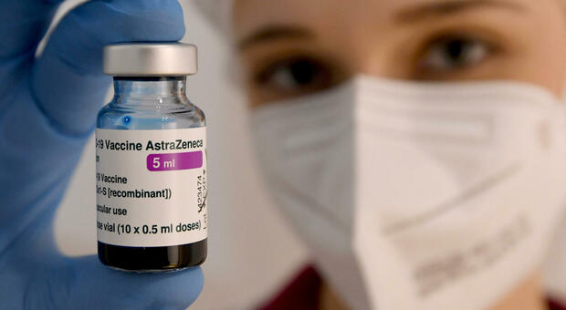 AstraZeneca, l'Ema: «Nessuna prova che le trombosi siano legate al vaccino». Giovedì la decisione finale