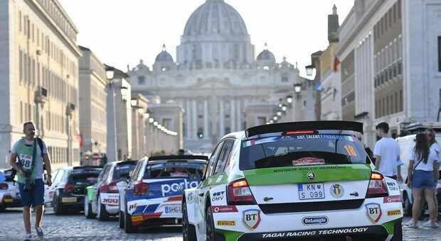 La partenza del Rally di Roma Capitale all'ombra del Cupolone