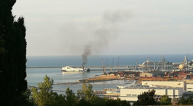 Dai traghetti fumo e veleni, i residenti del centro di Ancona sono soffocati: «Basta, così non si va avanti»