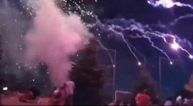 Fuochi d'artificio impazziti sulla folla: morti un bambino di 7 anni e la sorella di 24 IL VIDEO CHOC