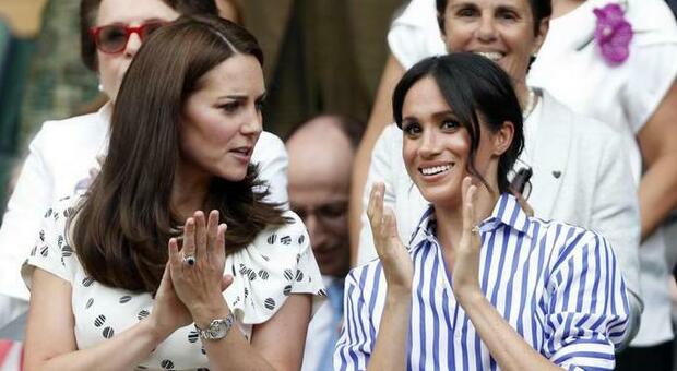 Meghan Markle e Kate Middleton, il faccia a faccia alle nozze del figlio di Victoria e David Beckham: «Preoccupante»