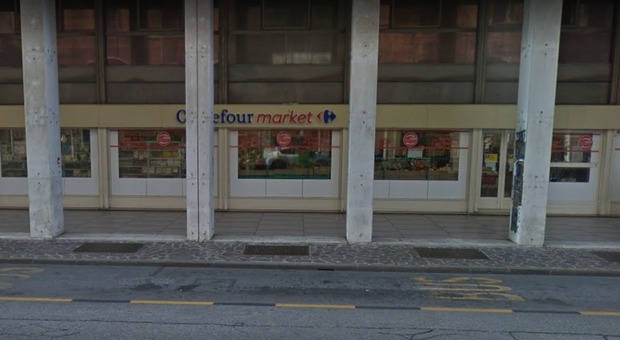 Malore per 14 persone al supermercato: paura e giallo in un Carrefour