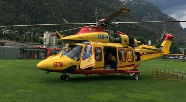 Valtellina, elicottero tocca i cavi dell'alta tensione e precipita ad Albosaggio: morto il pilota, grave il figlio di 17 anni