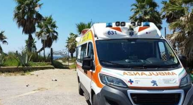 Malore dopo la pallonata al petto, ragazzo di 13 anni salvato dal primario in spiaggia