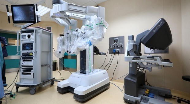 Colon e fegato asportati con robot a Bologna, l'Italia prima al mondo Colon e fegato asportati con robot a Bologna, l'Italia prima al mondo