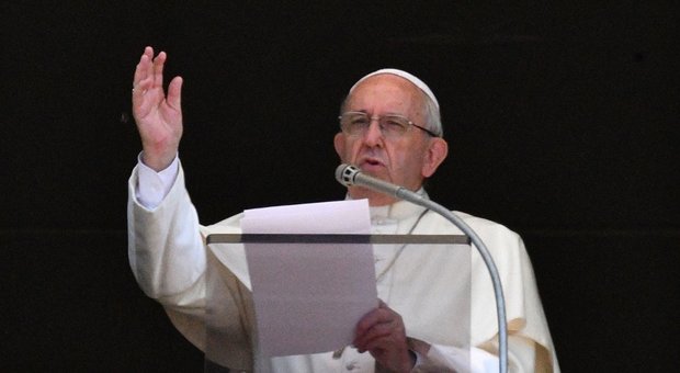 Mondiali di calcio, papa Francesco: «Il pallone possa abbattere le frontiere e aiutare il dialogo» Mondiali di calcio, papa Francesco: «Il pallone possa abbattere le frontiere e aiutare il dialogo»