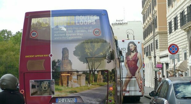 Roma, stretta sui bus turistici: percorsi dimezzati e maxi-multe. Ecco il nuovo bando