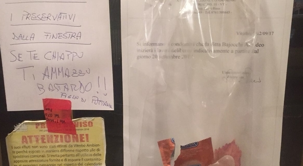 Il cartello e i preservativi sul portone Il cartello e i preservativi sul portone
