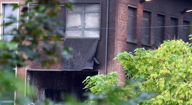 Bruxelles, esplosione all'istituto di criminologia: auto sfonda barriere poi esplode bomba Bruxelles, esplosione all'istituto di criminologia: auto sfonda barriere poi esplode bomba