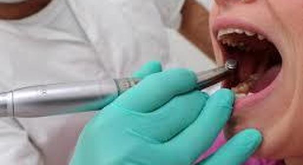 Francia, il dentista degli orrori condannato a 8 anni: ha mutilato 120 pazienti «provando piacere»