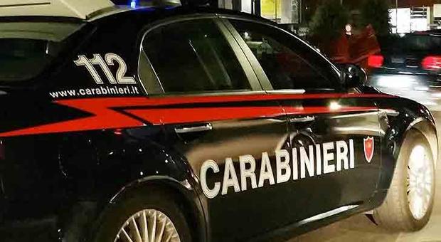 Il ladro di offerte minaccia il parroco: «Se chiami i carabinieri ti picchio». Smascherato grazie alle spycam