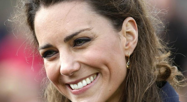 Kate Middleton, bimba le chiede: «Perché ci sono tanti fotografi?». La risposta è speciale