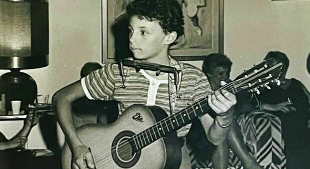 Chitarrista già da bambino, su Instagram la foto dal passato. Lo riconoscete?