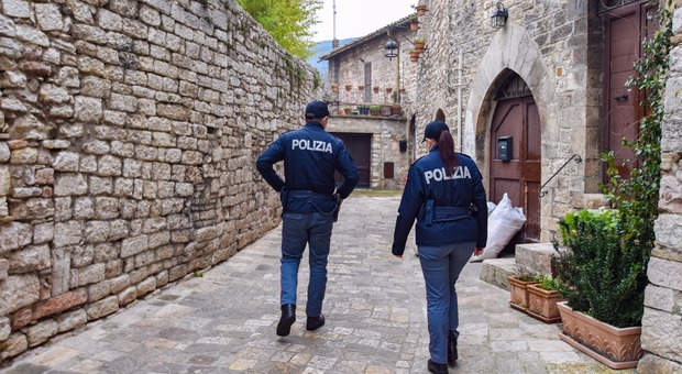 Assisi, la polizia cerca armi ma trova la droga. Scoperta piantagione di marijuana in una soffitta