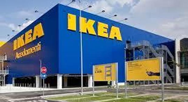 Paura all'Ikea di Firenze, centinaia di clienti evacuati: ma si trattava di un singolare guasto Paura all'Ikea di Firenze, centinaia di clienti evacuati: ma si trattava di un singolare guasto