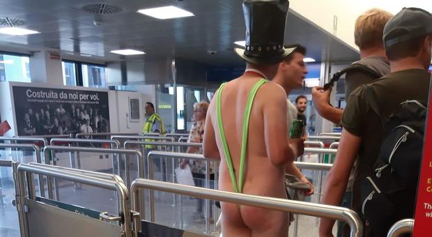 Nudo in coda all'aeroporto di Malpensa: interviene la polizia FOTO CHOC