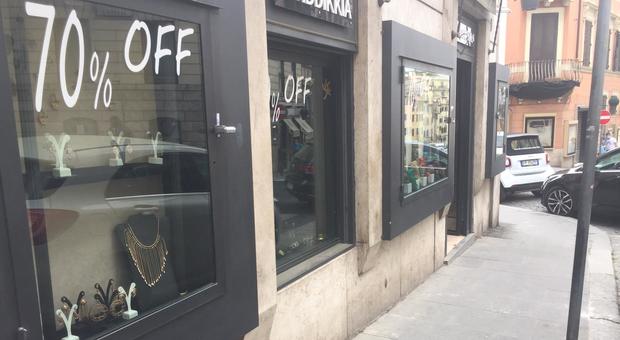 Roma, parte lo shopping, sconti fino al 70%: «Ma un negozio su tre è ancora chiuso» Roma, parte lo shopping, sconti fino al 70%: «Ma un negozio su tre è ancora chiuso»