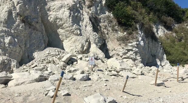 I massi venuti giù dalla falesia tra le spiagge Urbani e San Michele a Sirolo I massi venuti giù dalla falesia tra le spiagge Urbani e San Michele a Sirolo
