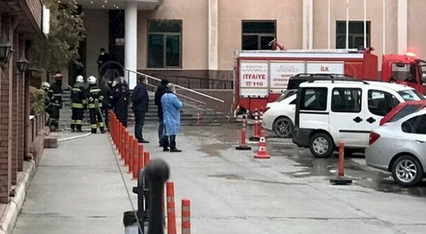 Incendio nell'ospedale Covid: otto morti, i pazienti avevano tra i 56 e gli 85 anni