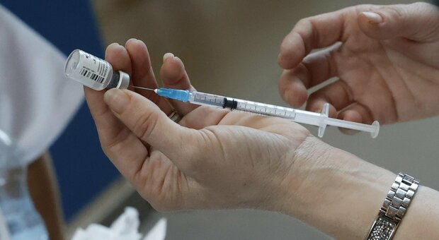 Vaccino, il modulo del consenso: «Sono consapevole delle conseguenze del rifiuto della seconda dose» Vaccino, il modulo del consenso: «Sono consapevole delle conseguenze del rifiuto della seconda dose»