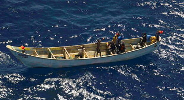 I turisti vogliono scattare un selfie di gruppo, ma la barca si capovolge: 7 morti in Indonesia