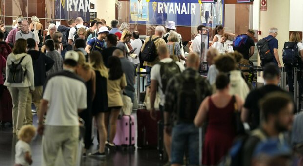 Caos aeroporti, cancellati 16mila voli ad agosto in Europa