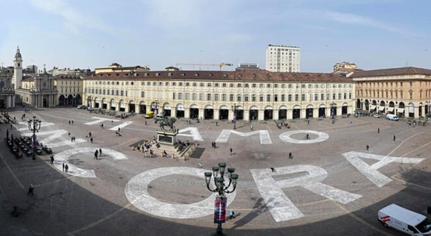 Ti amo ancora" a Torino: svelato il mistero della maxi scritta in piazza San Carlo: ecco chi sono gli autori