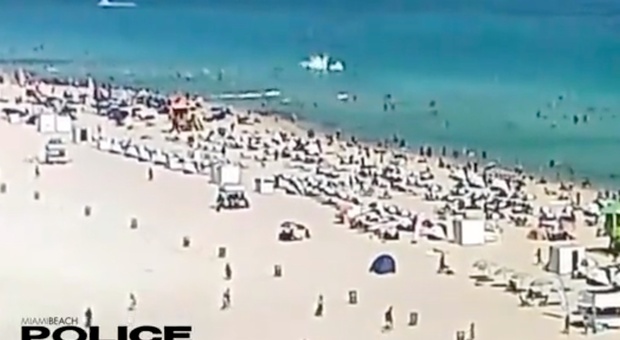 Miami, elicottero precipita vicino alla spiaggia piena di bagnanti: il video choc