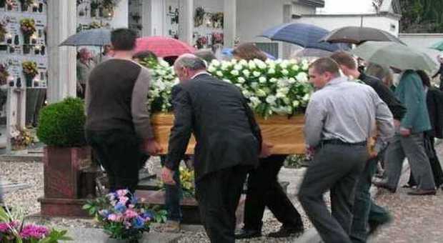 ​Caos al funerale: sventola bandiera, blocca il carro, si appoggia al parroco