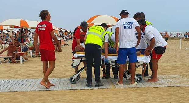 Due turisti morti in spiaggia: colti da malore in riva al mare, a distanza di 5 minuti e 30 metri
