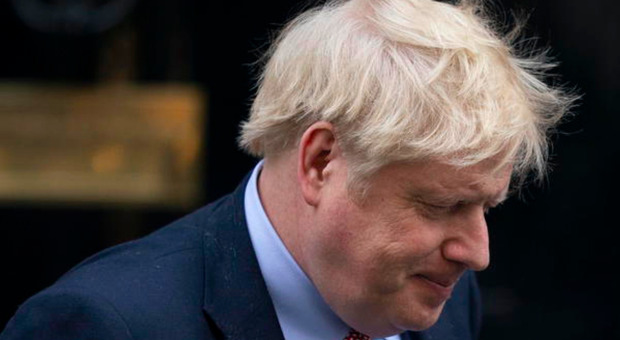 Boris Johnson multato per violazione delle norme anti-Covid insieme al suo ministro Rishi Sunak: «Si dimetta»