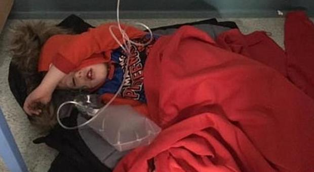 Bambino di 4 anni per ore sul pavimento del pronto soccorso: in ospedale non c'era posto